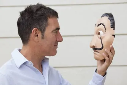 Álex Pina sujeta la máscara de Dalí